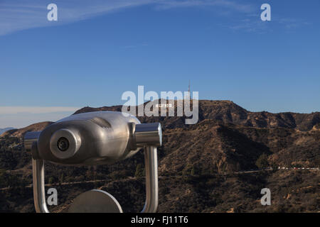 Los Angeles, Kalifornien, 1. Januar 2016: Hollywood-Schild von einem Betrachter, befindet sich im Mount Lee, Strecken 45 Fuß hoch und 350 Gebühr Stockfoto