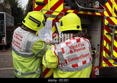 Sevenoaks, Kent, UK. 26. Februar 2016.  Das simulierte Feuer-Szenario im Tubs Hill House London unterwegs waren fünf Feuerwehrfahrzeuge, rund 25 Feuerwehrleute und ein Höhe Fahrzeug beteiligt. Besatzungen, die Reaktion auf einen Notfall 999 anrufen von den Fremdfirmen arbeiten im Gebäude, bestehend aus zwei Türmen, jedes der acht Stockwerke. Das Drama entfaltet sich nach Feuer zwischen der 7. und 8. Etage mit vier Personen ausbricht als vermisst gemeldet. Bildnachweis: HOT SHOTS/Alamy Live-Nachrichten Stockfoto