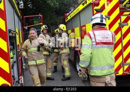 Sevenoaks, Kent, UK. 26. Februar 2016.  Das simulierte Feuer-Szenario im Tubs Hill House London unterwegs waren fünf Feuerwehrfahrzeuge, rund 25 Feuerwehrleute und ein Höhe Fahrzeug beteiligt. Besatzungen, die Reaktion auf einen Notfall 999 anrufen von den Fremdfirmen arbeiten im Gebäude, bestehend aus zwei Türmen, jedes der acht Stockwerke. Das Drama entfaltet sich nach Feuer zwischen der 7. und 8. Etage mit vier Personen ausbricht als vermisst gemeldet. Bildnachweis: HOT SHOTS/Alamy Live-Nachrichten Stockfoto