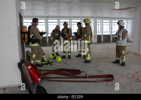 Sevenoaks, Kent, UK. 26. Februar 2016.  Das simulierte Feuer-Szenario im Tubs Hill House London unterwegs waren fünf Feuerwehrfahrzeuge, rund 25 Feuerwehrleute und ein Höhe Fahrzeug beteiligt. Besatzungen, die Reaktion auf einen Notfall 999 anrufen von den Fremdfirmen arbeiten im Gebäude, bestehend aus zwei Türmen, jedes der acht Stockwerke. Das Drama entfaltet sich nach Feuer zwischen der 7. und 8. Etage mit vier Personen ausbricht als vermisst gemeldet. Bildnachweis: HOT SHOTS/Alamy Live-Nachrichten Stockfoto