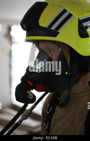 Sevenoaks, Kent, UK. 26. Februar 2016.  Das simulierte Feuer-Szenario im Tubs Hill House London unterwegs waren fünf Feuerwehrfahrzeuge, rund 25 Feuerwehrleute und ein Höhe Fahrzeug beteiligt. Besatzungen, die Reaktion auf einen Notfall 999 anrufen von den Fremdfirmen arbeiten im Gebäude, bestehend aus zwei Türmen, jedes der acht Stockwerke. Das Drama entfaltet sich nach Feuer zwischen der 7. und 8. Etage mit vier Personen ausbricht als vermisst gemeldet. Bildnachweis: HOT SHOTS/Alamy Live-Nachrichten Stockfoto