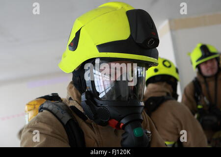 Sevenoaks, Kent, UK. 26. Februar 2016.  Das simulierte Feuer-Szenario im Tubs Hill House London unterwegs waren fünf Feuerwehrfahrzeuge, rund 25 Feuerwehrleute und ein Höhe Fahrzeug beteiligt. Besatzungen, die Reaktion auf einen Notfall 999 anrufen von den Fremdfirmen arbeiten im Gebäude, bestehend aus zwei Türmen, jedes der acht Stockwerke. Das Drama entfaltet sich nach Feuer zwischen der 7. und 8. Etage mit vier Personen ausbricht als vermisst gemeldet. Bildnachweis: HOT SHOTS/Alamy Live-Nachrichten Stockfoto