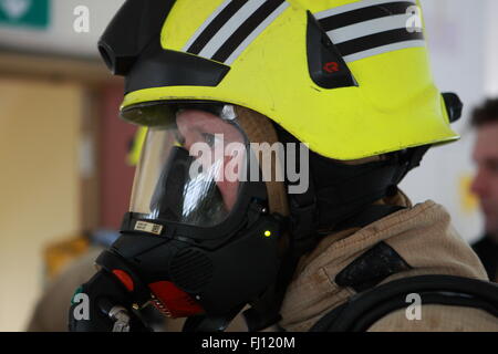 Sevenoaks, Kent, UK. 26. Februar 2016.  Das simulierte Feuer-Szenario im Tubs Hill House London unterwegs waren fünf Feuerwehrfahrzeuge, rund 25 Feuerwehrleute und ein Höhe Fahrzeug beteiligt. Besatzungen, die Reaktion auf einen Notfall 999 anrufen von den Fremdfirmen arbeiten im Gebäude, bestehend aus zwei Türmen, jedes der acht Stockwerke. Das Drama entfaltet sich nach Feuer zwischen der 7. und 8. Etage mit vier Personen ausbricht als vermisst gemeldet. Bildnachweis: HOT SHOTS/Alamy Live-Nachrichten Stockfoto