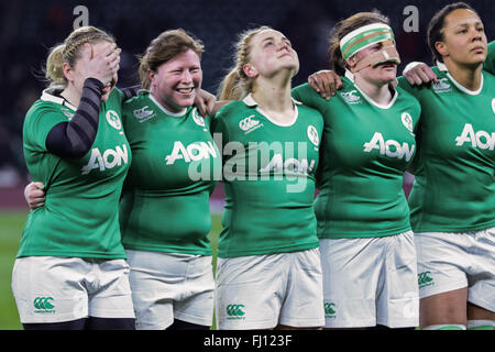 London, UK. 27. Februar 2016. Irland Kapitän, Niamh Briggs deckt ihre Augen nach der Hymne, bevor die Frauen Six Nations zwischen England und Irland in Twickenham entsprechen. Bildnachweis: Elsie Kibue / Alamy Live News Stockfoto