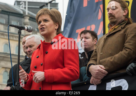 London, UK. 27. Februar 2016. Nicola Sturgeon, erster Minister von Schottland im Gespräch mit der gepackten Rallye im Gegensatz zu verbringen einen geschätzten £ 180 Milliarden oder mehr auf Erneuerung der Trident am Trafalgar Square. Sie versprach die Trident ein wichtiges Thema bei den Mai-Wahlen in Schottland. Peter Marshall, Alamy Live-Nachrichten Stockfoto