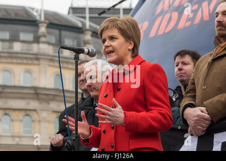 London, UK. 27. Februar 2016. Nicola Sturgeon, erster Minister von Schottland im Gespräch mit der gepackten Rallye im Gegensatz zu verbringen einen geschätzten £ 180 Milliarden oder mehr auf Erneuerung der Trident am Trafalgar Square. Sie versprach die Trident ein wichtiges Thema bei den Mai-Wahlen in Schottland. Peter Marshall, Alamy Live-Nachrichten Stockfoto