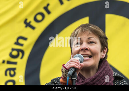 London, UK. 27. Februar 2016. Grüne Partei MP Caroline Lucas im Gespräch mit der gepackten Rallye im Gegensatz zu verbringen einen geschätzten £ 180 Milliarden oder mehr auf Erneuerung der Trident am Trafalgar Square.  Andere Redner Nicola Sturgeon, Leanne Wood, Vanessa Redgrave und Tariq Ali. Alle gegen die Ausgaben von einem geschätzten £ 180 Milliarden oder mehr auf Erneuerung der Dreizack, die sie als veraltet, völlig irrelevant für unsere Verteidigung entlassen und eine reine Verschwendung von Geld, das so viel gesetzt werden könnte besser nutzen die richtigen Arbeitsplätze und Dienstleistungen. Peter Marshall, Alamy Live-Nachrichten Stockfoto