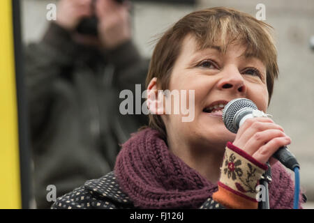 London, UK. 27. Februar 2016. Grüne Partei MP Caroline Lucas im Gespräch mit der gepackten Rallye im Gegensatz zu verbringen einen geschätzten £ 180 Milliarden oder mehr auf Erneuerung der Trident am Trafalgar Square.  Andere Redner Nicola Sturgeon, Leanne Wood, Vanessa Redgrave und Tariq Ali. Alle gegen die Ausgaben von einem geschätzten £ 180 Milliarden oder mehr auf Erneuerung der Dreizack, die sie als veraltet, völlig irrelevant für unsere Verteidigung entlassen und eine reine Verschwendung von Geld, das so viel gesetzt werden könnte besser nutzen die richtigen Arbeitsplätze und Dienstleistungen. Peter Marshall, Alamy Live-Nachrichten Stockfoto