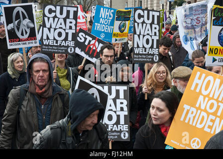 London, UK. 27. Februar 2016. Demonstranten demonstrieren gegen Trident; Sie tragen Banner "Cut Krieg nicht wohl" "NHS nicht Trident". Demonstranten sind unterschiedlichen Alters und ethnischen Gruppen. Bildnachweis: Maggie Sully/Alamy Live-Nachrichten Stockfoto