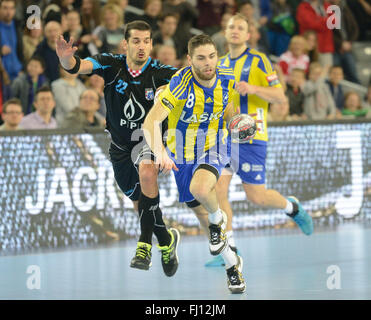 Zagreb, Kroatien. 27. Februar 2016. Blaz Janc von Celje Pivovarna Lasko (vorne) tritt während der EHF Men es Champions League Handball Spiels zwischen PPD Zagreb und Celje Pivovarna Lasko an der Arena Zagreb in Zagreb, Kroatien, 27. Februar 2016. PPD Zagreb gewann 24-23. Bildnachweis: Miso Lisanin/Xinhua/Alamy Live-Nachrichten Stockfoto