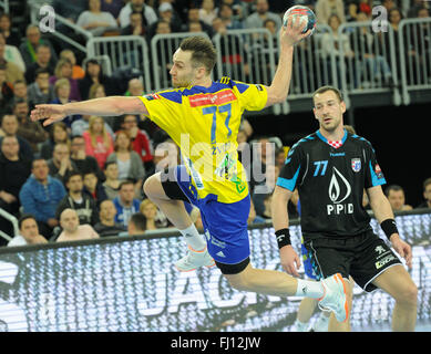 Zagreb, Kroatien. 27. Februar 2016. Luka Zvizej von Celje Pivovarna Lasko (L) tritt während der EHF Men es Champions League Handball Spiels zwischen PPD Zagreb und Celje Pivovarna Lasko an der Arena Zagreb in Zagreb, Kroatien, 27. Februar 2016. PPD Zagreb gewann 24-23. Bildnachweis: Miso Lisanin/Xinhua/Alamy Live-Nachrichten Stockfoto