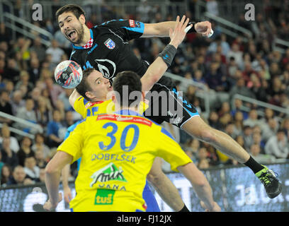 Zagreb, Kroatien. 27. Februar 2016. Luka Sebetic PPD Zagreb (oben) tritt während der EHF Men es Champions League Handball Spiels zwischen PPD Zagreb und Celje Pivovarna Lasko an der Arena Zagreb in Zagreb, Kroatien, 27. Februar 2016. PPD Zagreb gewann 24-23. Bildnachweis: Miso Lisanin/Xinhua/Alamy Live-Nachrichten Stockfoto