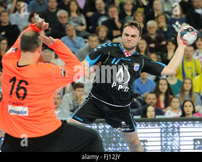 Zagreb, Kroatien. 27. Februar 2016. Luka Rakovic der PPD Zagreb (R) konkurriert während der EHF Men es Champions League Handball Spiels zwischen PPD Zagreb und Celje Pivovarna Lasko an der Arena Zagreb in Zagreb, Kroatien, 27. Februar 2016. PPD Zagreb gewann 24-23. Bildnachweis: Miso Lisanin/Xinhua/Alamy Live-Nachrichten Stockfoto