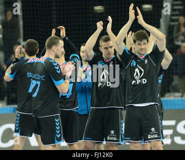 Zagreb, Kroatien. 27. Februar 2016. Spieler von PPD Zagreb feiern Sieg, nachdem die EHF Men es Champions League Handball-match zwischen PPD Zagreb und Celje Pivovarna Lasko an der Arena Zagreb in Zagreb, Kroatien, 27. Februar 2016. PPD Zagreb gewann 24-23. Bildnachweis: Miso Lisanin/Xinhua/Alamy Live-Nachrichten Stockfoto