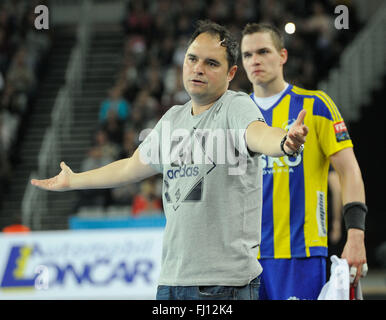 Zagreb, Kroatien. 27. Februar 2016. Branko Tamse, Trainer von Celje Pivovarna Lasko (L) reagiert während der EHF Men es Champions League Handball Spiels zwischen PPD Zagreb und Celje Pivovarna Lasko an der Arena Zagreb in Zagreb, Kroatien, 27. Februar 2016. PPD Zagreb gewann 24-23. Bildnachweis: Miso Lisanin/Xinhua/Alamy Live-Nachrichten Stockfoto