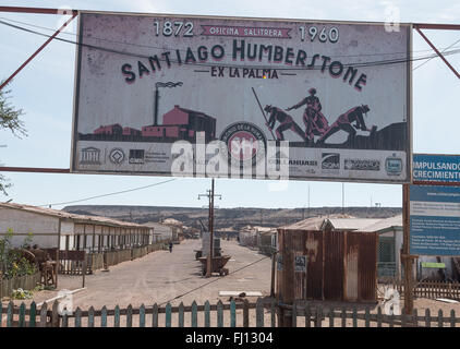 Luftaufnahme der Häuser ehemaliger Arbeitnehmer in humberstone, einem ehemaligen Nitrat Gewinnung und Verarbeitung von Stadt in der Atacama Wüste. Stockfoto