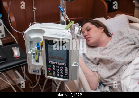 Fridley, Minnesota. Einheit-Krankenhaus. 31-jährige Frau überwacht durch eine Infusionspumpe während des Wartens auf ihr Baby haben. Stockfoto