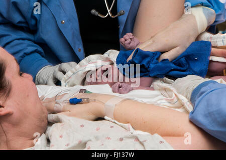Fridley, Minnesota. Einheit-Krankenhaus. 31 Jahre alt, alleinerziehende Mutter mit einem Bi-Rasse neugeborenes Mädchen im Krankenhaus. Stockfoto