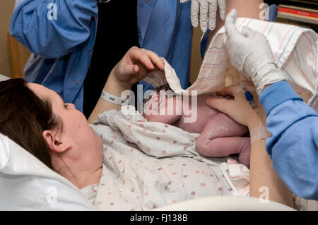 Fridley, Minnesota. Einheit-Krankenhaus. 31 Jahre alt, alleinerziehende Mutter Blick auf ihr kleines Mädchen nach der Geburt. Stockfoto