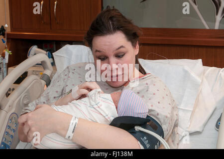 Fridley, Minnesota. Einheit-Krankenhaus. 31 Jahre alt, alleinerziehende Mutter im Krankenhaus Bindung mit ihrem Bi-Rasse neugeborenes Mädchen Stockfoto