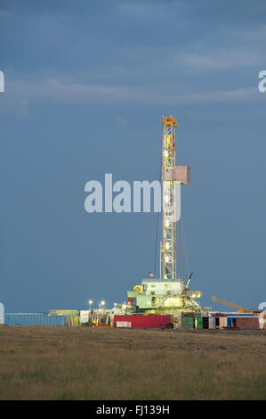 Ein gut Bohren rig Werke in den östlichen Ebenen von Colorado, die Niobrara Shale Formation zu erreichen. Stockfoto