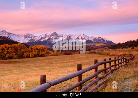 Auch vor der Morgendämmerung beginnen Berge, Land und Himmel zu holen, Licht auf dieser Ranch in Colorado Rocky Mountains. Stockfoto