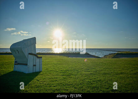 Deutschland, Dithmarschen, Friedrichskoog-Spitze, Sonnenuntergang an der Nordsee-Nordsee Stockfoto