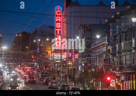 Castro Street, mit dem Castro Theater/Theater im Stadtteil Castro, San Francisco, Kalifornien, USA. Stockfoto