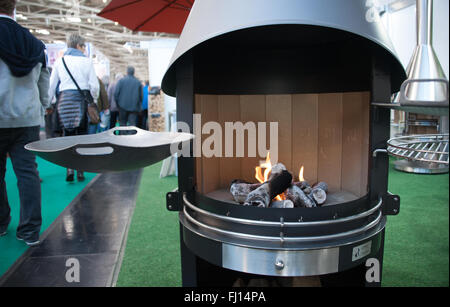 München, Deutschland. 26. Februar 2016. Ein Grill ist an das internationale Handcraft Messe IHM in München, 26. Februar 2016 ersichtlich. Foto: Amelie Sachs/Dpa/Alamy Live News Stockfoto