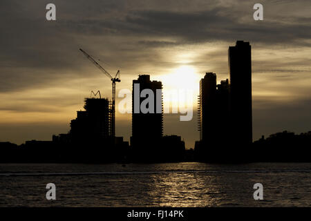 Ein Blick über den East River in Richtung North 6th Street, North Williamsburg, Brooklyn New York City auf Wintersonnenwende am Morgen. Stockfoto