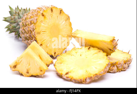 reife Ananas mit Scheiben und Brocken isoliert auf weißem Hintergrund Stockfoto