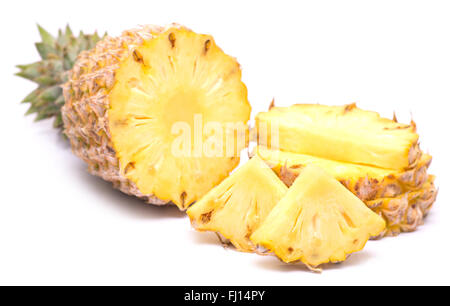 reife Ananas mit Scheiben und Brocken isoliert auf weißem Hintergrund Stockfoto