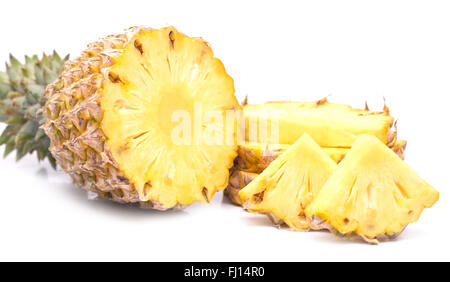 reife Ananas mit Scheiben und Brocken isoliert auf weißem Hintergrund Stockfoto