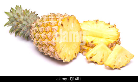 reife Ananas mit Scheiben und Brocken isoliert auf weißem Hintergrund Stockfoto