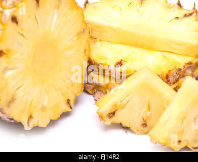 reife Ananas isoliert auf weißem Hintergrund Stockfoto