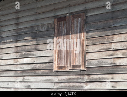 altes Holzhaus mit großen geschlossenen Fenster Stockfoto