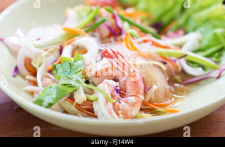 Glas-Nudel-Salat mit Garnelen und Tintenfische Stockfoto