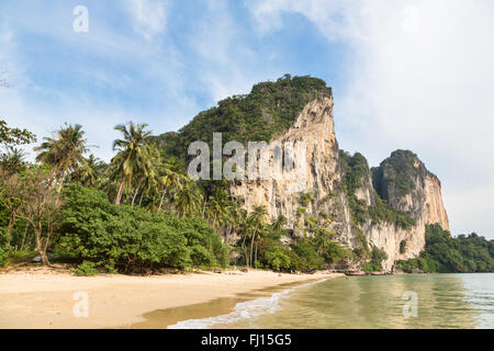 Die atemberaubende Landschaft aus Karstformationen, die Ton Sai Beach und Dschungel um Railey in der Provinz Krabi in Süd-Thailand Stockfoto