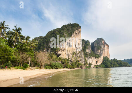 Die atemberaubende Landschaft aus Karstformationen, die Ton Sai Beach und Dschungel um Railey in der Provinz Krabi in Süd-Thailand Stockfoto