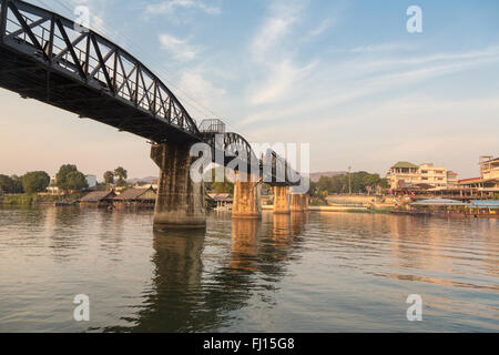 Die berühmte Brücke River Kwai in Kanchanaburi, Thailand. Die Brücke war Teil der berühmten Tod Eisenbahnen, die versucht, die Japanses Stockfoto