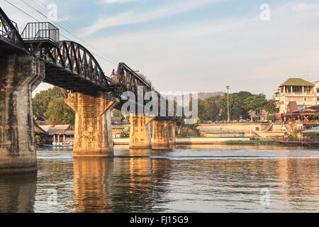 Die berühmte Brücke River Kwai in Kanchanaburi, Thailand. Die Brücke war Teil der berühmten Tod Eisenbahnen, die versucht, die Japanses Stockfoto