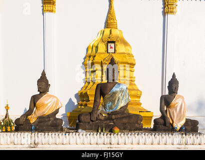 Buddhastatuen im Wat Luang Pakse, die einen alten buddhistischen in Pakse im Süden Laos Tempel Stockfoto