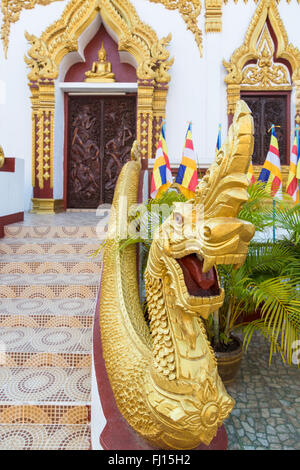 Naga, die heilige Schlange am Eingang des Wat Luang Pakse, die einen alten buddhistischen in Pakse im Süden Laos Tempel Stockfoto