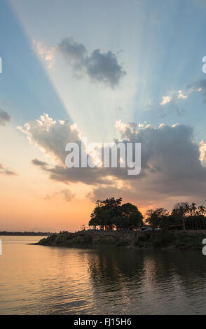 Atemberaubenden Sonnenuntergang über dem Mekong-Fluss in Pakse in Champasak Provinz im südlichen Laos. Stockfoto