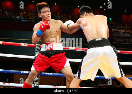 Waterfront Hotel, Cebu City, Philippinen 27/02/2016.Pinoy stolz 35 "Stars of The Future" Box-Event. In einem Federgewicht Matchup übernahm Muhammad Ridhwan of Singapore (weißen Handschuhen) eine 4-Runden-Entscheidung philippinische Boxer Melchor Roda Stockfoto