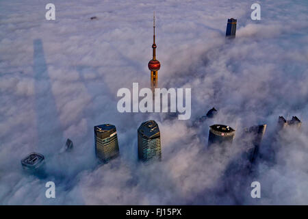 Peking, China. 12. Februar 2016. Spitzen der Wolkenkratzer Wahrzeichen, einschließlich der Oriental Pearl Tower, sind über Wolke Sea in Shanghai, Ost-China, 12. Februar 2016 gesehen. © Cai Yaofang/Xinhua/Alamy Live-Nachrichten Stockfoto