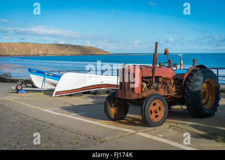 Entgeisterung Carr in Filey, North Yorkshire UK, mit kleinen entgeisterung Angelboote/Fischerboote und ein alter Fischer Traktor vor Filey Brigg Stockfoto