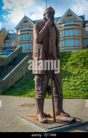 Flut und kurze Gummistiefel groß angelegte Stahl-Skulptur eines Fischers Bildhauers Ray Lonsdale bei Filey North Yorkshire Stockfoto