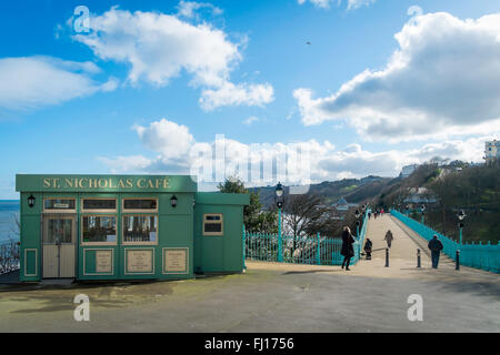 St Nicholas Café Scarborough ehemaligen Bergstation des alten Cliff Tramway und die Brücke über das Tal zum Spa Stockfoto