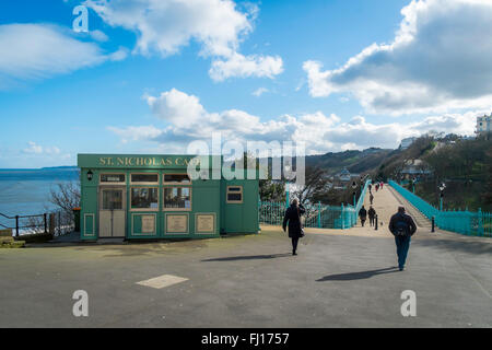 St Nicholas Café Scarborough ehemaligen Bergstation des alten Cliff Tramway und die Brücke über das Tal zum Spa Stockfoto